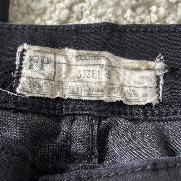 001: FREE PEOPLE classic black jeans in women’s size 29 - Picture 8 of 9